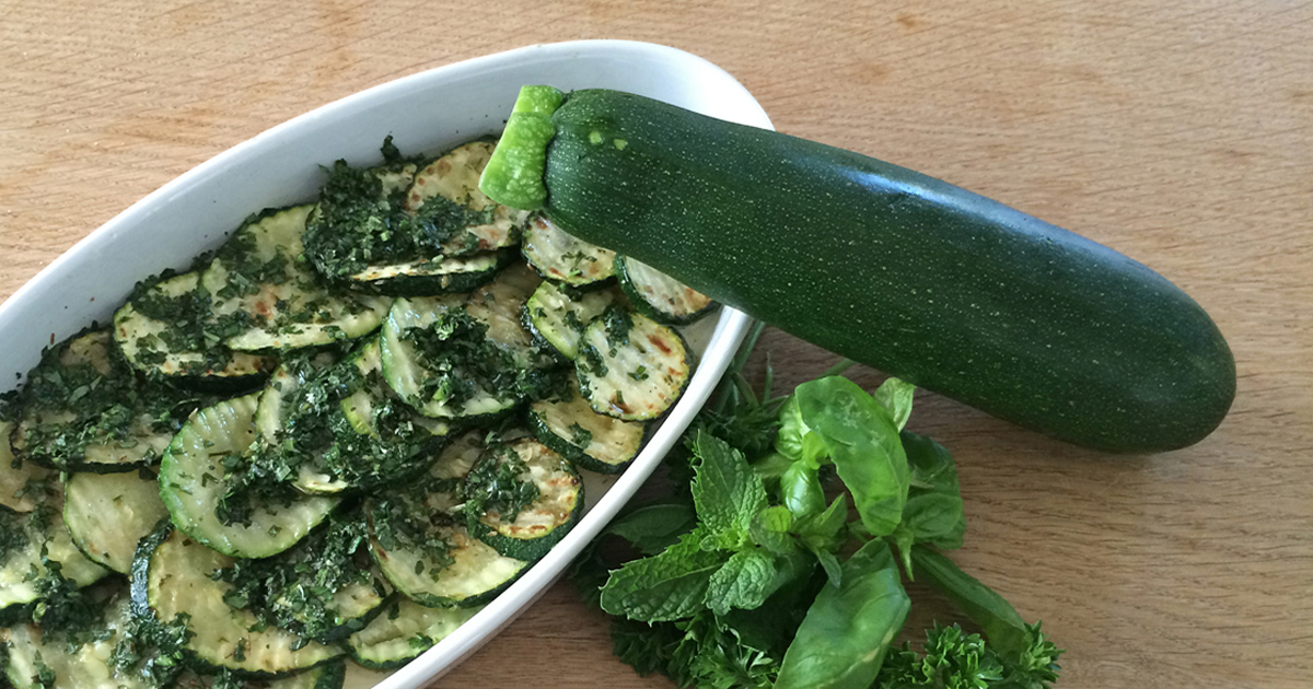 Antipasti-Rezept: Marinierte Zucchini mit frischen Kräutern